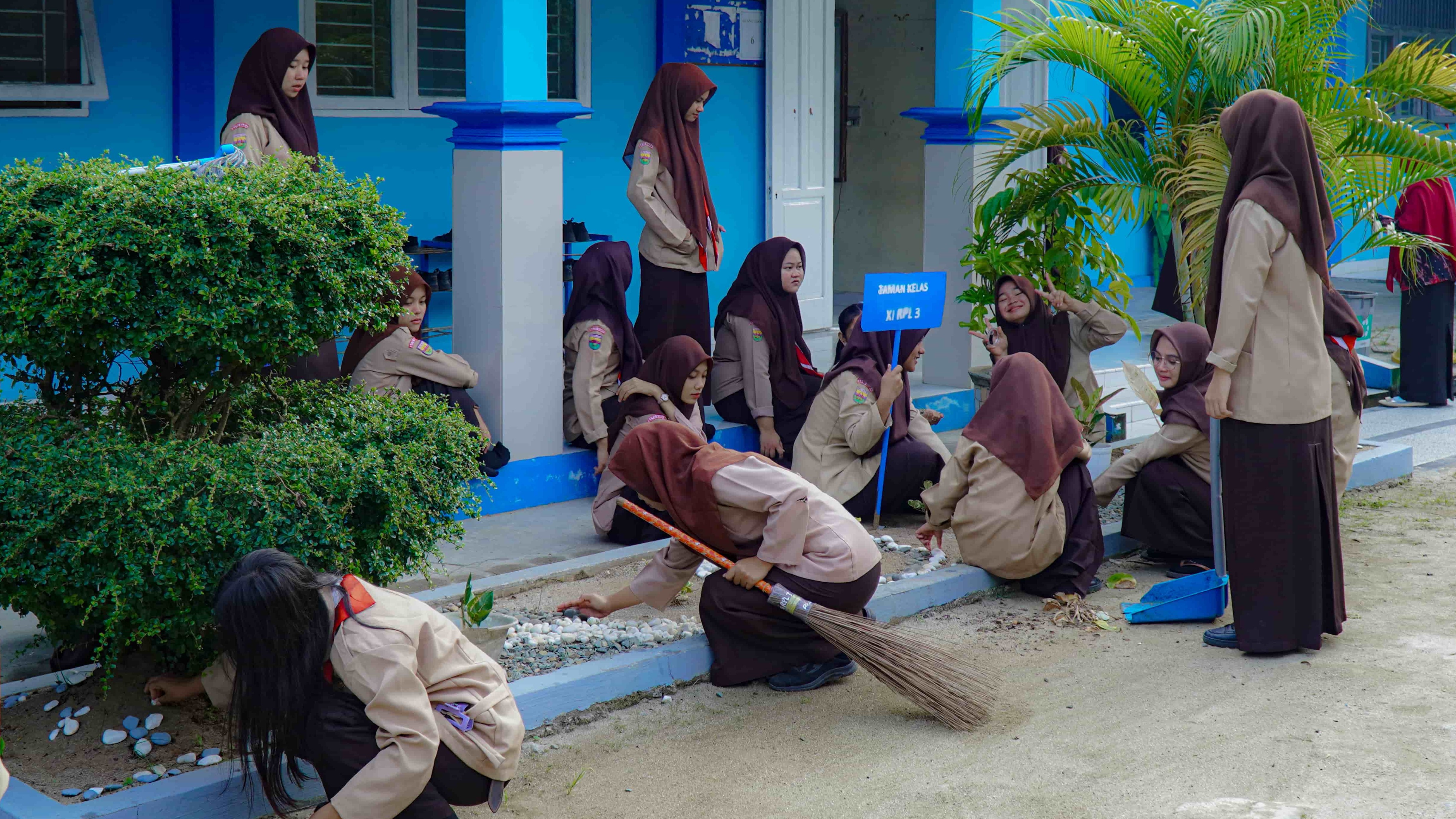Jum'at Bersih: Mewujudkan Lingkungan Sekolah yang Bersih, Indah, dan Nyaman